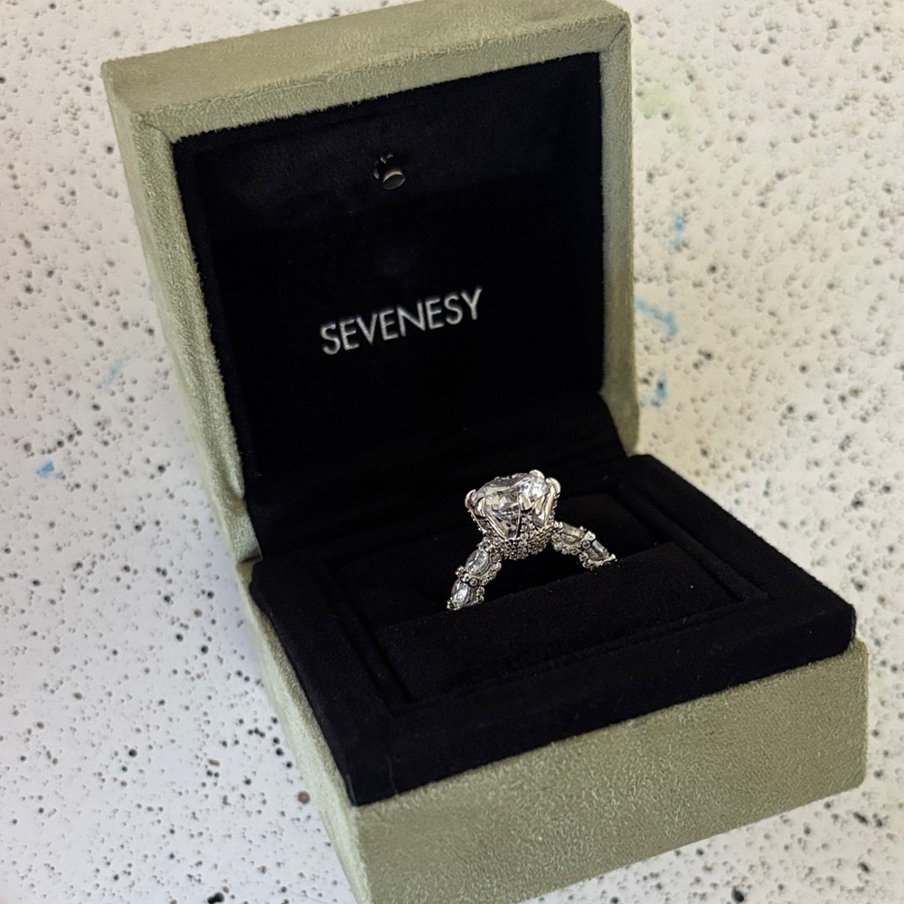 Silver Ring With Clear Gemstone - image 3